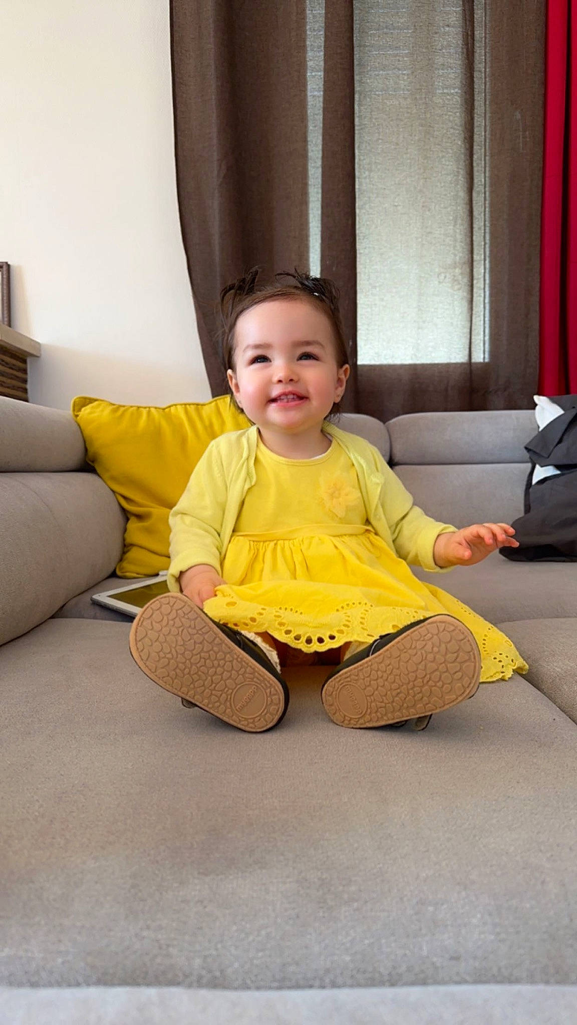 Alba participe au concours pour gagner de l'argent avec cette photo : baby_toddler_clothing, comfort, curtain, dress, floor, flooring, fun, happy, human_leg, joy, knee, lap, person, shorts, skin, sleeve, smile, sock, t_shirt, thigh