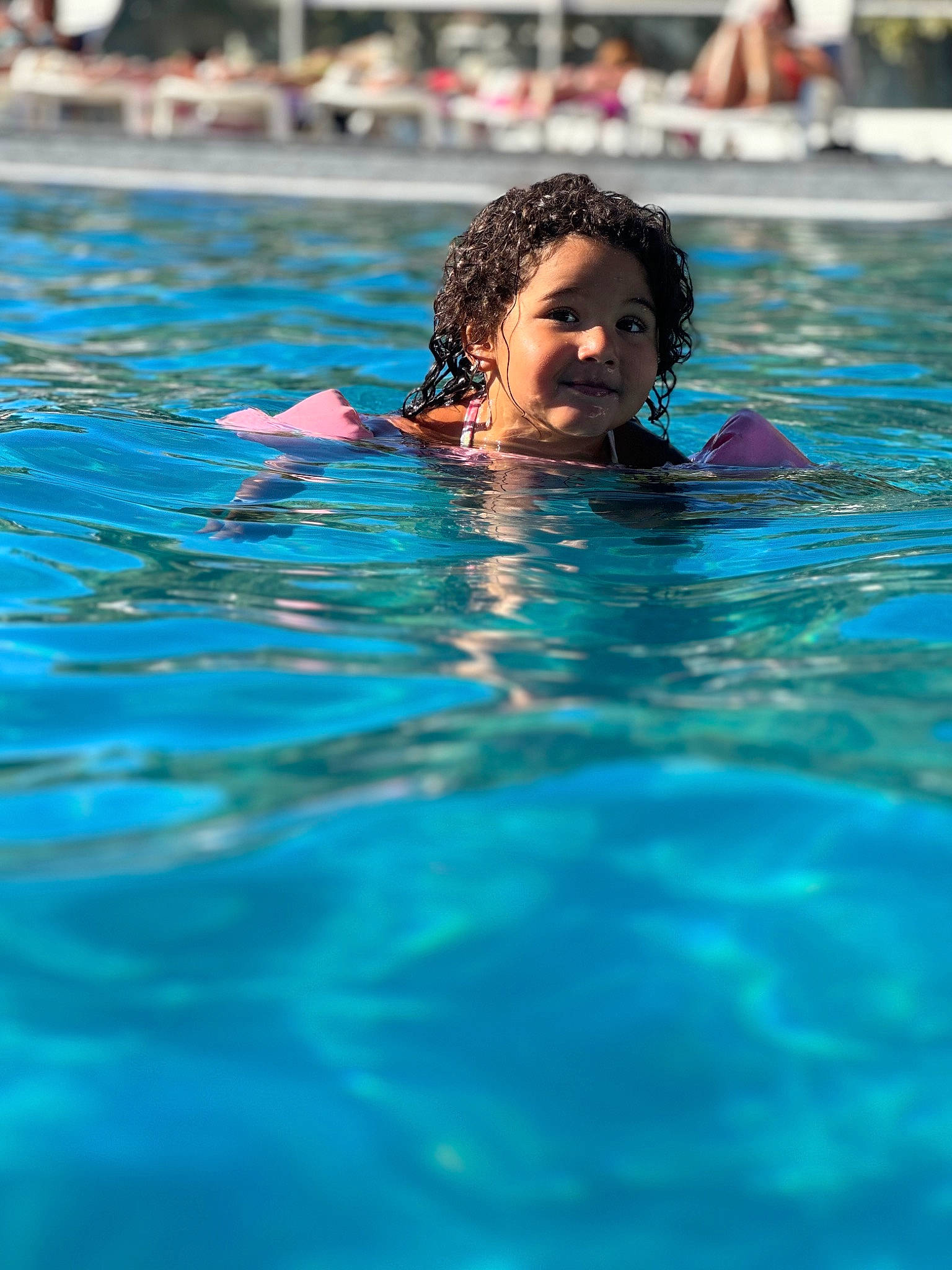 Ynaïa a rejoint le concours — aidez-le/la à gagner de superbes lots ! aqua, bathing, black_hair, child, electric_blue, fun, happy, leisure, leisure_centre, person, personal_protective_equipment, recreation, reflection, sports, summer, swimmer, swimming_pool, vacation, water, water_park