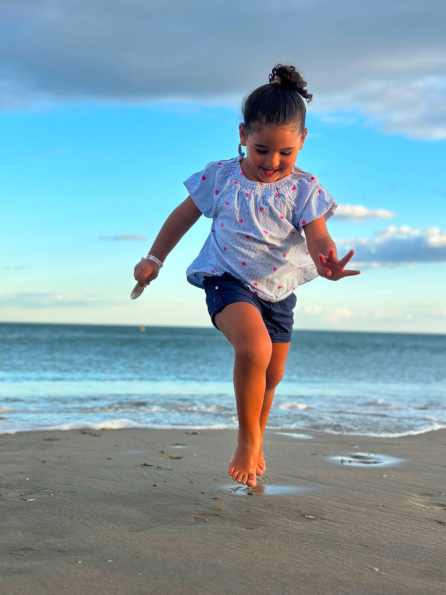Ynaïa a rejoint le concours — aidez-le/la à gagner de superbes lots ! arm, azure, barefoot, beach, blue, cloud, electric_blue, flash_photography, fun, gesture, happy, leisure, people_in_nature, people_on_beach, person, sky, standing, sunlight, thigh, water