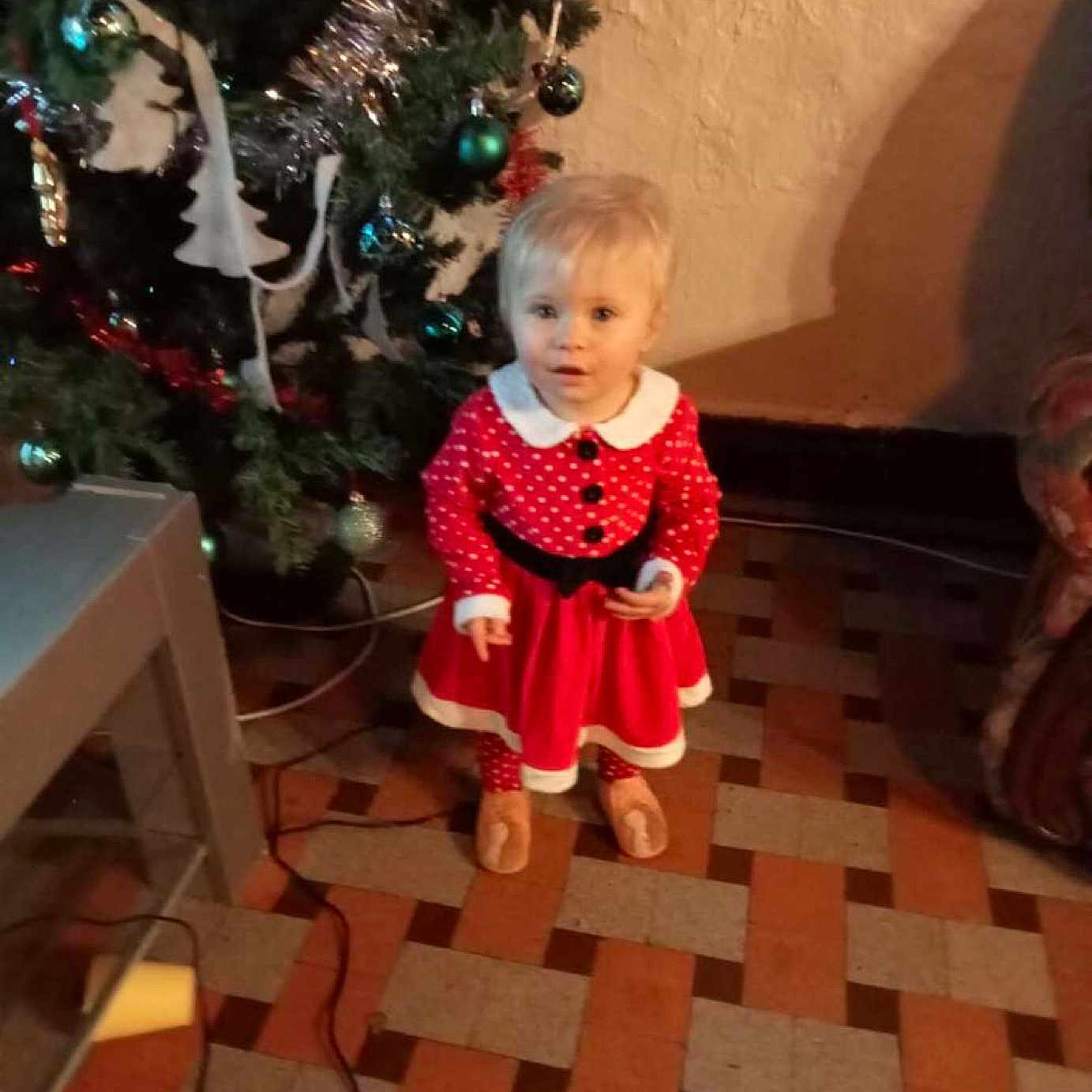 Amelie a rejoint le concours — aidez-le/la à gagner de superbes lots ! baby, beauty, child, christmas_ornament, christmas_tree, event, evergreen, floor, flooring, fun, hardwood, holiday, human_body, interior_design, ornament, room, standing, toddler, tree, wood
