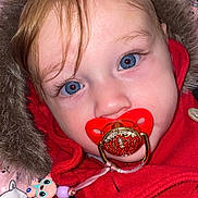 Katalyna a rejoint le concours — aidez-le/la à gagner de superbes lots ! baby, beads, blanket, blue_eyes, cartoon_character, child, close_up, clothing, cute, face, fur_hood, hand, indoors, infant, pacifier, pink, portrait, red_clothing, toy, warm