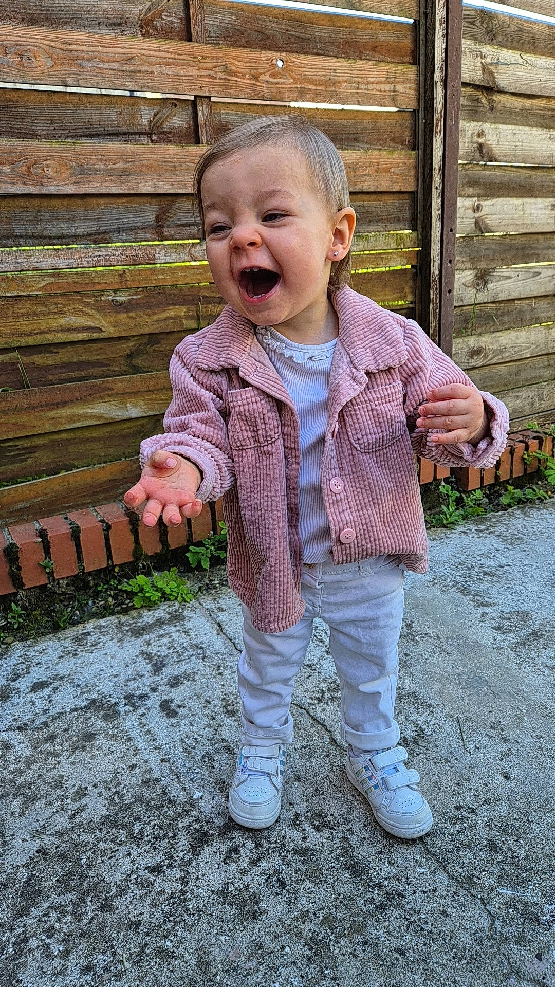 Ambre a rejoint le concours — aidez-le/la à gagner de superbes lots ! baby, baby_toddler_clothing, blond, clothing, eye, face, facial_expression, fun, gesture, grass, happy, head, human_body, pattern, people_in_nature, person, sitting, sleeve, smile, toddler