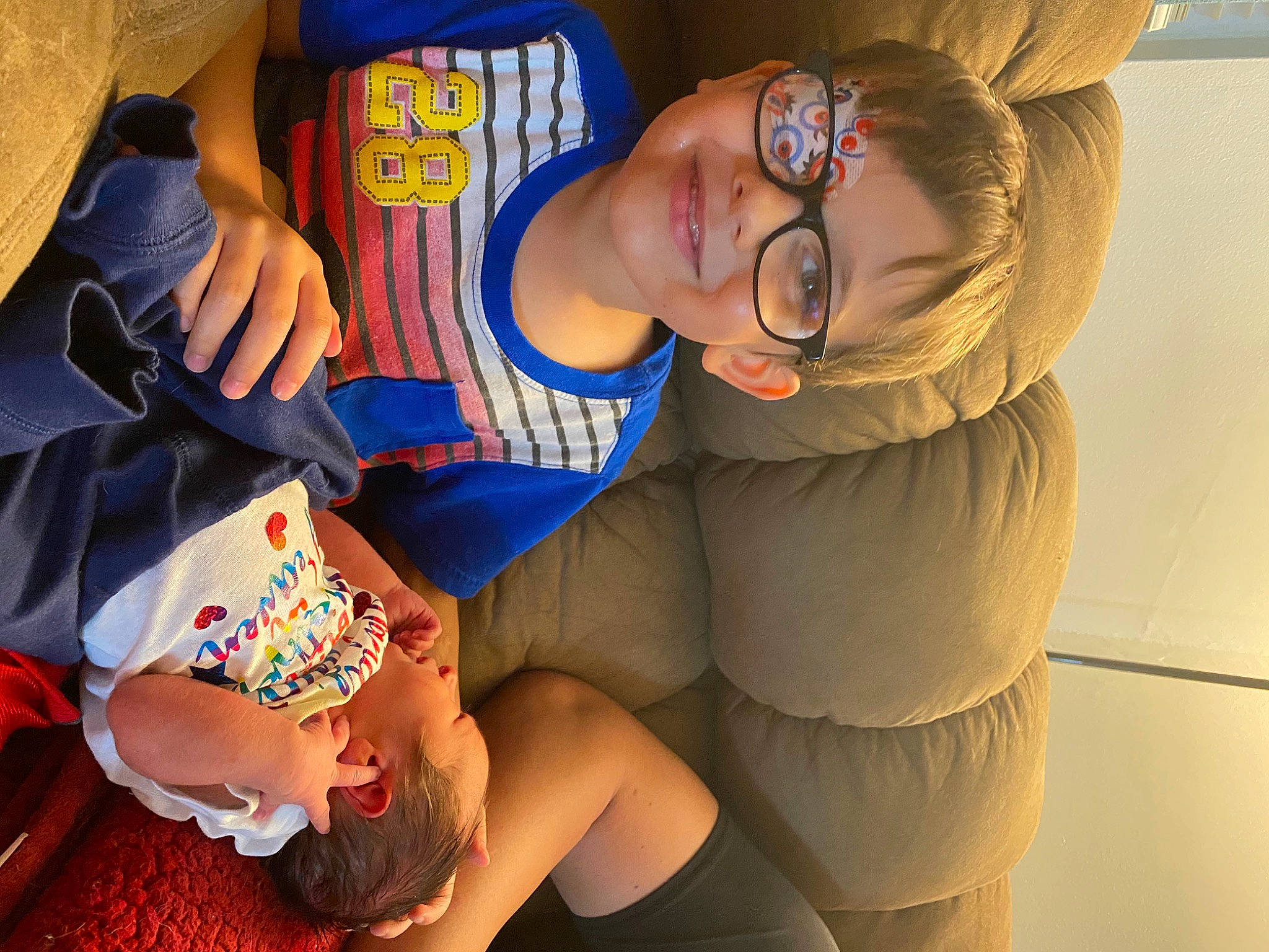 Noah is registered to the contest to win money with this photo: abdomen, blue, chest, dress, elbow, eyewear, finger, glasses, hand, happy, hat, joy, knee, mouth, nail, person, smile, sunglasses, t_shirt, thigh