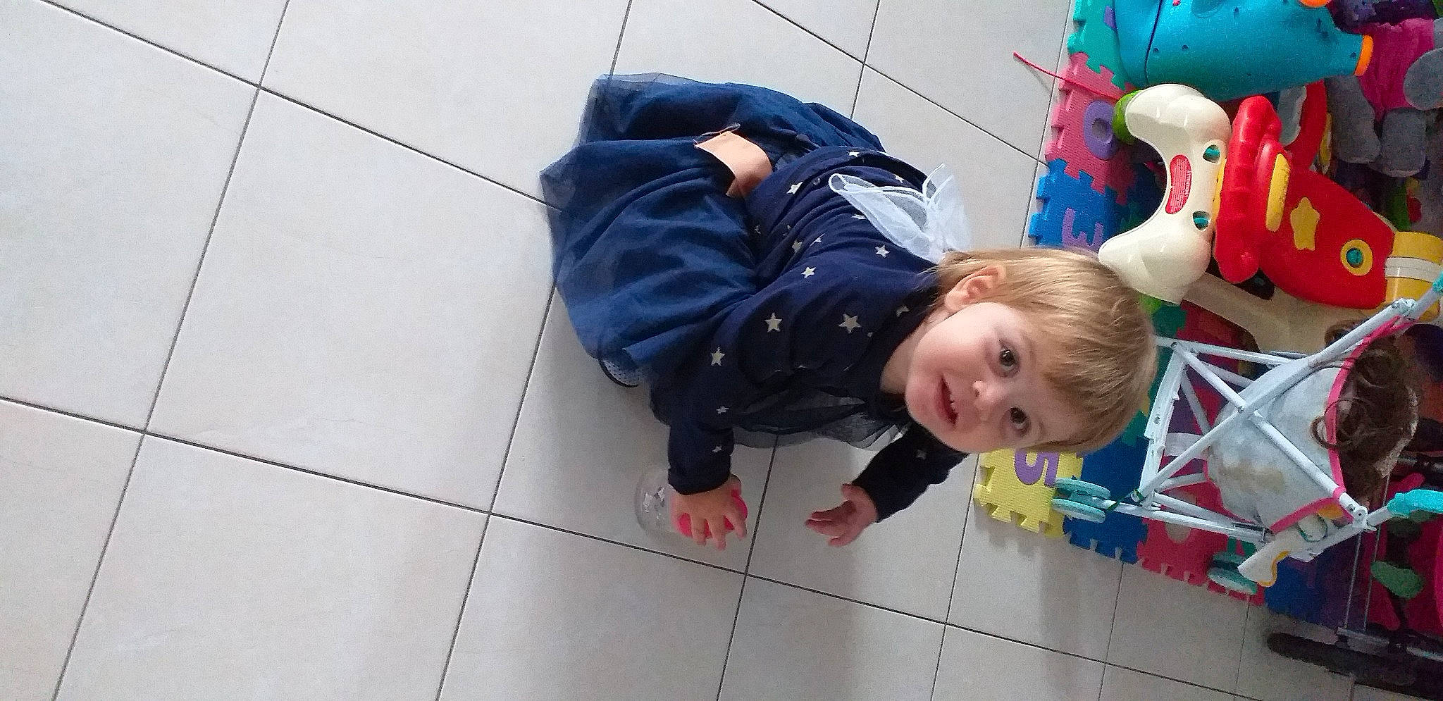 Lizie participe au concours pour gagner de l'argent avec cette photo : child, floor, flooring, fun, leg, person, play, tile, toddler