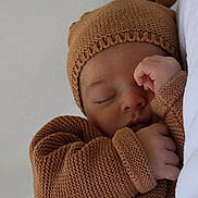 Thélyo participe au concours pour gagner de l'argent avec cette photo : baby, sleeping, knitted_hat, knitted_sweater, cozy, infant, peaceful, closed_eyes, cute, warm, newborn, soft_texture, resting, small_hands, portrait, child, indoors, relaxed, headwear, blanket