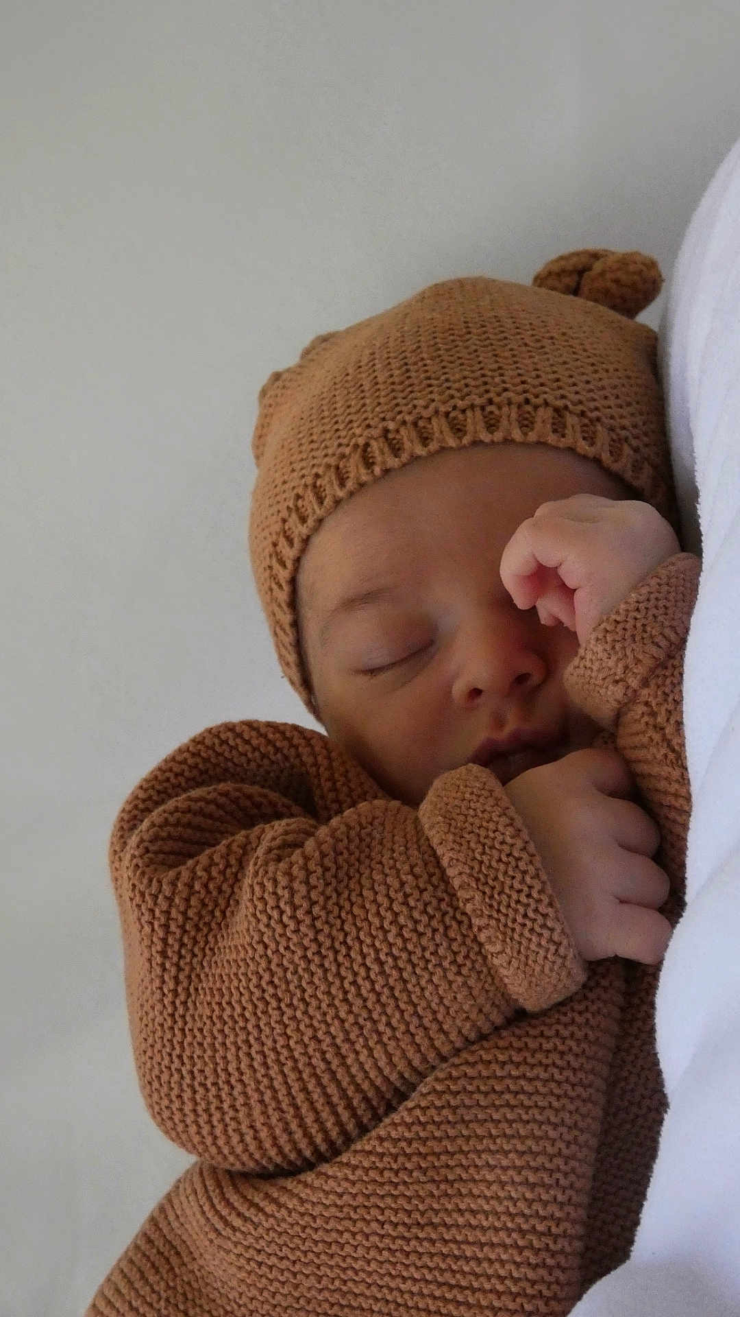 Thélyo participe au concours pour gagner de l'argent avec cette photo : baby, sleeping, knitted_hat, knitted_sweater, cozy, infant, peaceful, closed_eyes, cute, warm, newborn, soft_texture, resting, small_hands, portrait, child, indoors, relaxed, headwear, blanket