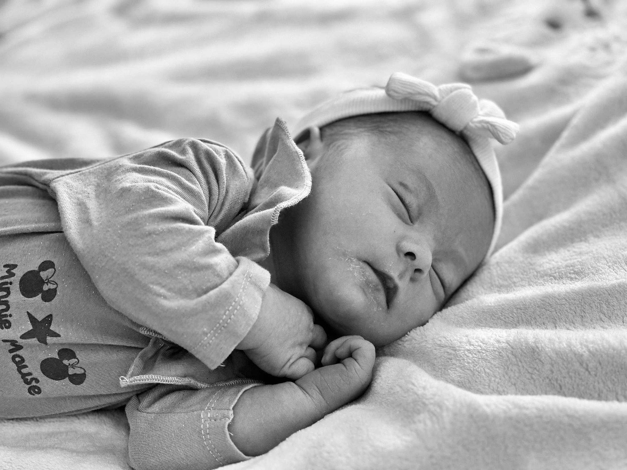 Amélia participe au concours pour gagner de l'argent avec cette photo : baby, baby_sleeping, baby_toddler_clothing, bedtime, child, comfort, grass, happy, linens, monochrome, monochrome_photography, nap, person, portrait_photography, skin, sleep, toddler