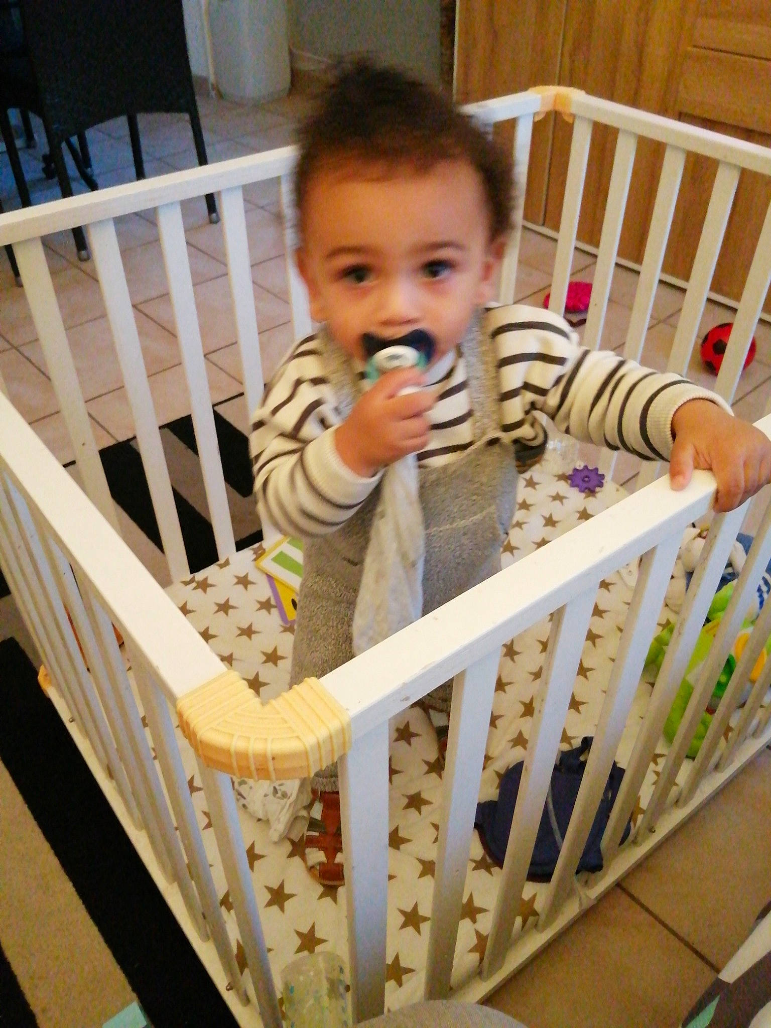 Elidjah participe au concours pour gagner de l'argent avec cette photo : baby, baby_gate, baby_products, baby_safety, baby_toddler_clothing, baby_toys, bed, child, cradle, furniture, infant_bed, nursery, person, play_yard, product, toddler