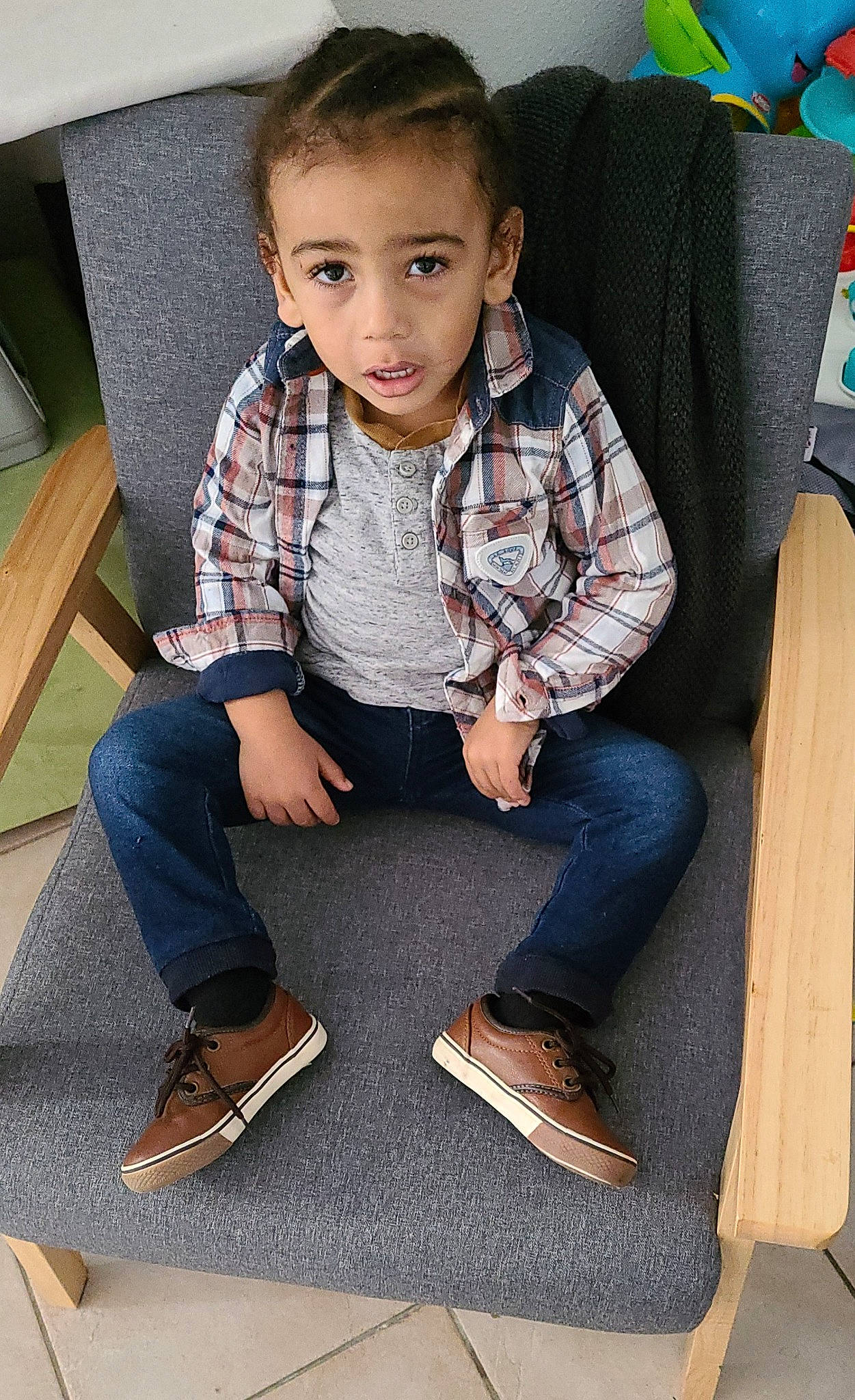 Elidjah participe au concours pour gagner de l'argent avec cette photo : chair, child, comfort, cool, dress_shirt, floor, flooring, footwear, hair, head, jeans, leg, person, photograph, shoe, sleeve, snapshot, sneakers, street_fashion, toddler