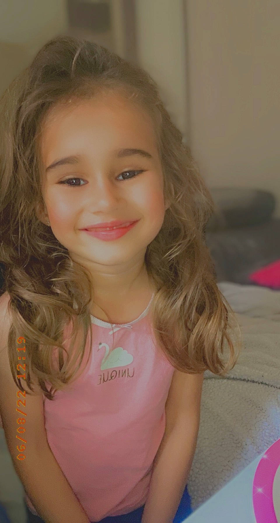 Loelie a rejoint le concours — aidez-le/la à gagner de superbes lots ! black_hair, cheek, chin, eye, eyebrow, eyelash, face, flash_photography, hair, happy, head, iris, jaw, joy, lip, neck, nose, person, pink, skin