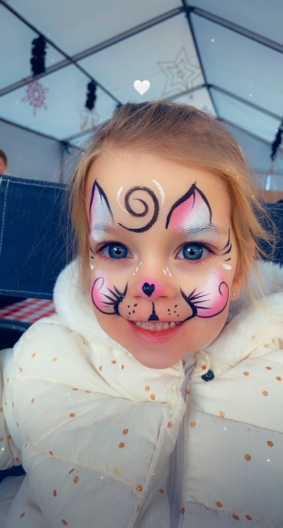 Alicia participe au concours pour gagner de l'argent avec cette photo : brown_hair, cheek, costume, eyelash, eyewear, flesh, fun, fur, hair_coloring, happy, headgear, jaw, lip, makeover, nose, peach, person, portrait_photography, selfie, vision_care