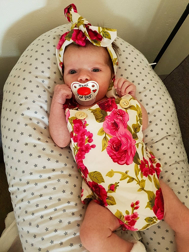 Kamylia participe au concours pour gagner de l'argent avec cette photo : baby, baby_products, baby_toddler_clothing, cheek, child, dress, hair_accessory, headband, headgear, lip, person, pink, skin, toddler