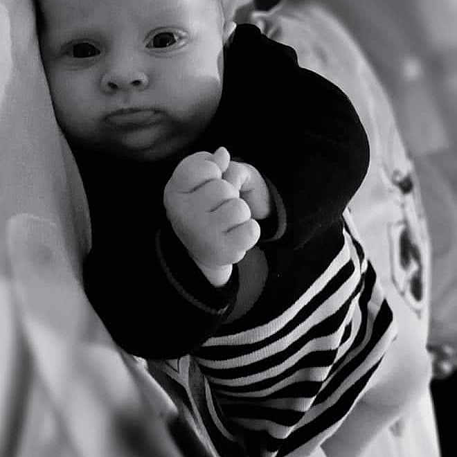 Lyana a rejoint le concours — aidez-le/la à gagner de superbes lots ! arm, baby, black, black_and_white, cheek, eye, eyebrow, finger, flash_photography, gesture, hand, happy, human_body, iris, leg, lip, nose, photograph, skin, style