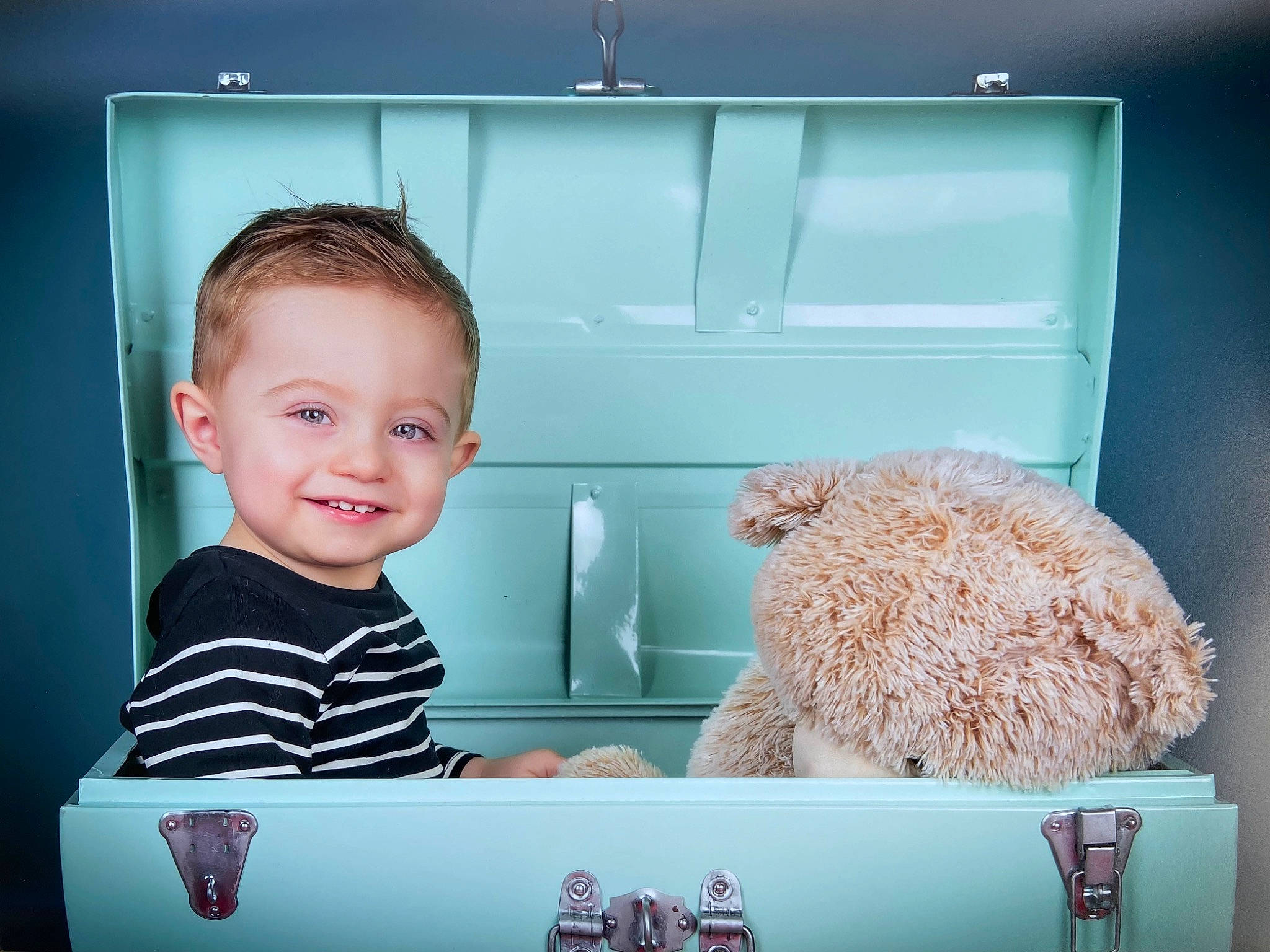 Maé participe au concours pour gagner de l'argent avec cette photo : baby, baby_toddler_clothing, baby_toys, child, comfort_food, fun, happy, joy, person, product, recipe, rectangle, refrigerator, room, sitting, sleeve, smile, stuffed_toy, t_shirt, teddy_bear