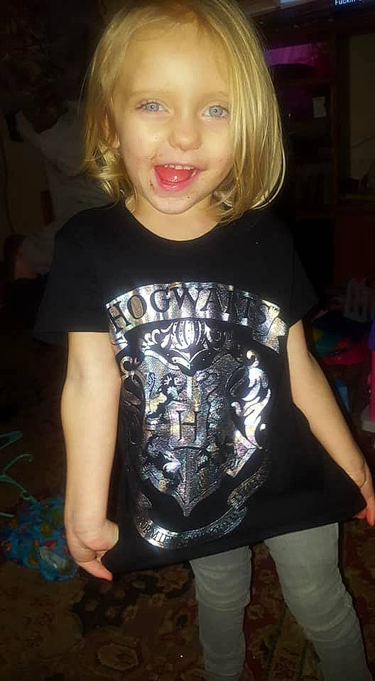 Ariana is registered to the contest to win money with this photo: blond, clothing, cool, person, sleeve, t_shirt