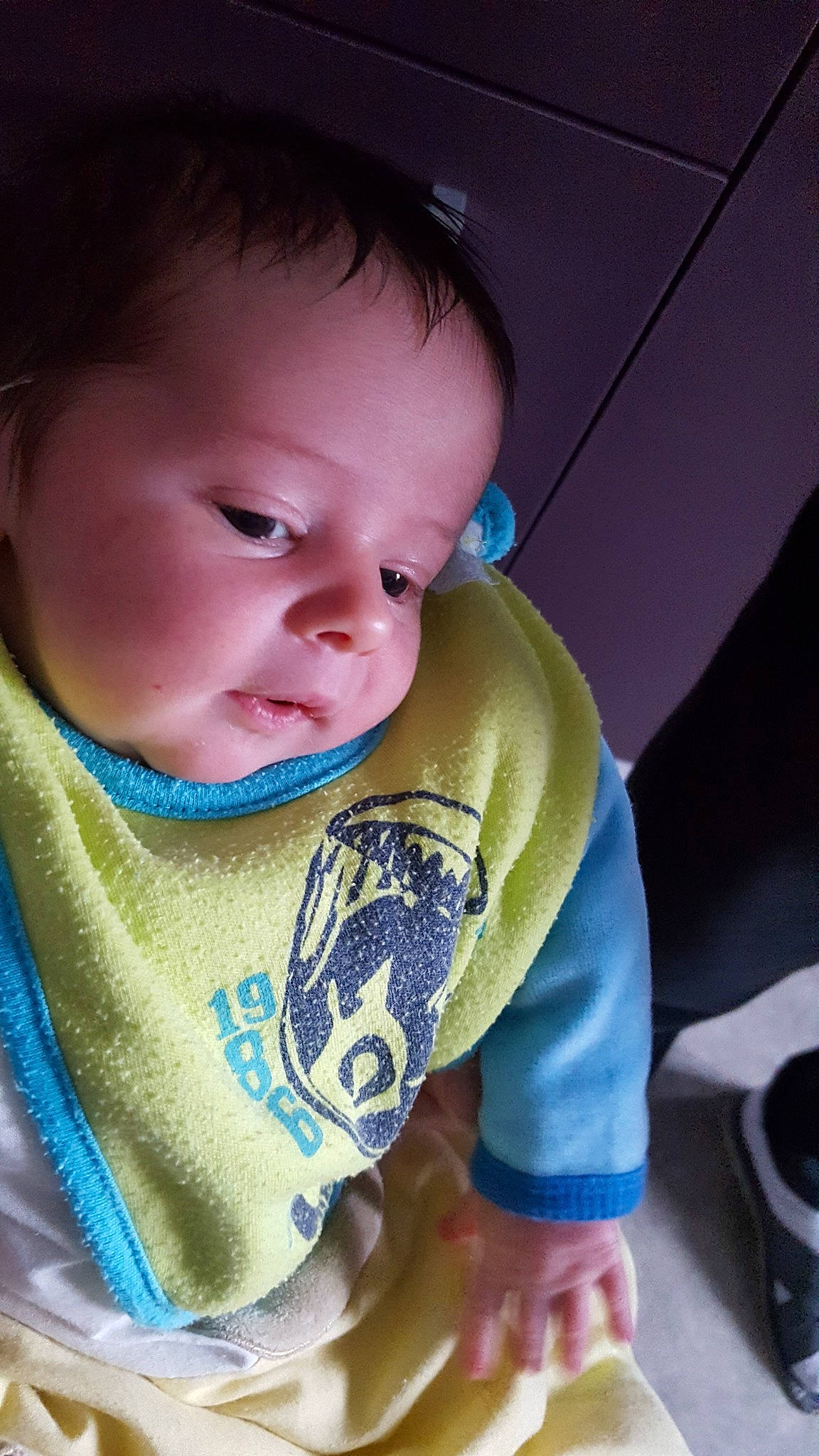 Marlon participe au concours pour gagner de l'argent avec cette photo : boy, cheek, child, eye, finger, fun, girl, hand, head, infant, iris, mouth, nose, person, product, sitting, skin, smile, toddler