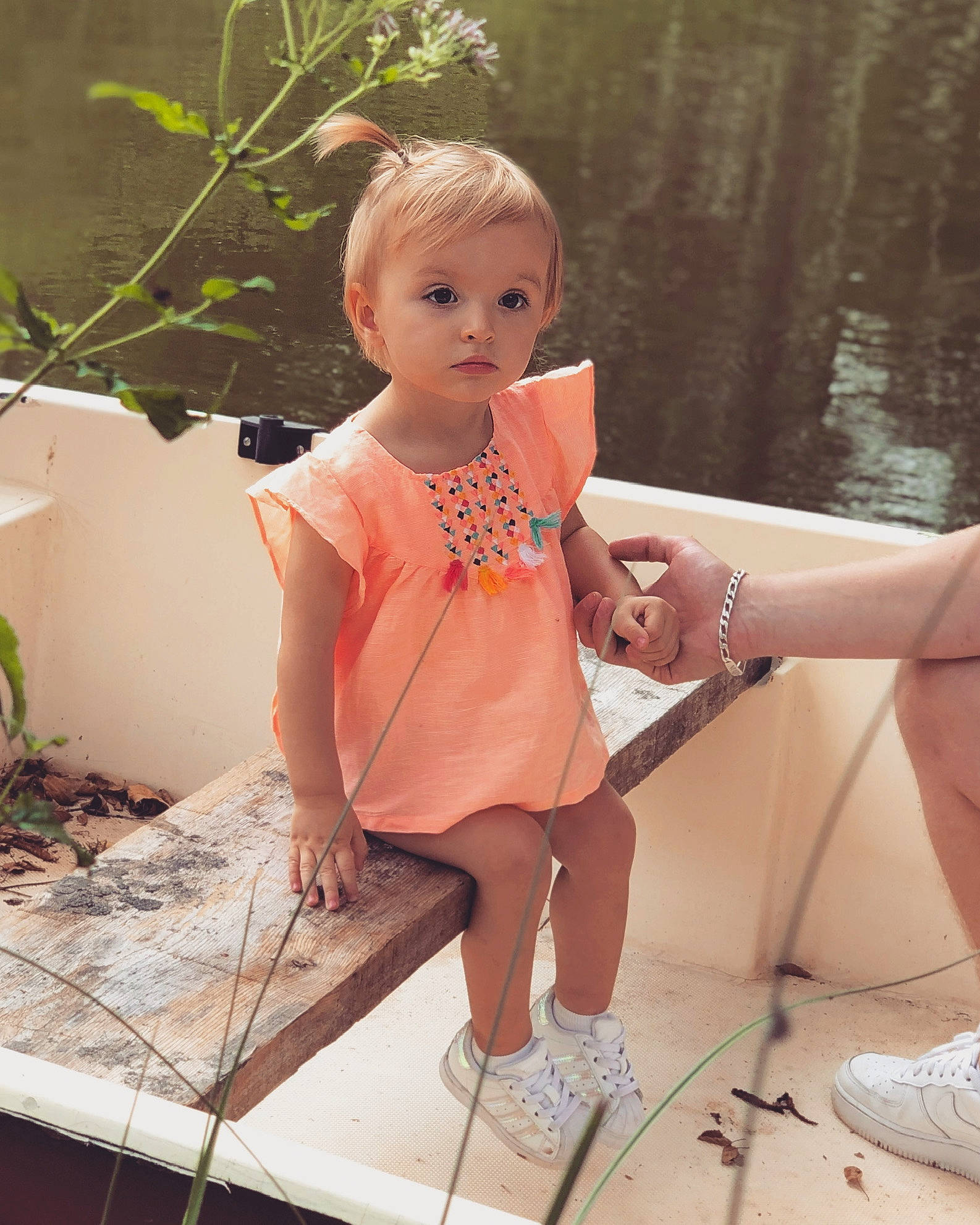 Julia participe au concours pour gagner de l'argent avec cette photo : blond, child, doll, dress, fawn, head, joint, leg, peach, person, pink, plant, shoe, sitting, summer, toddler, toy, vacation