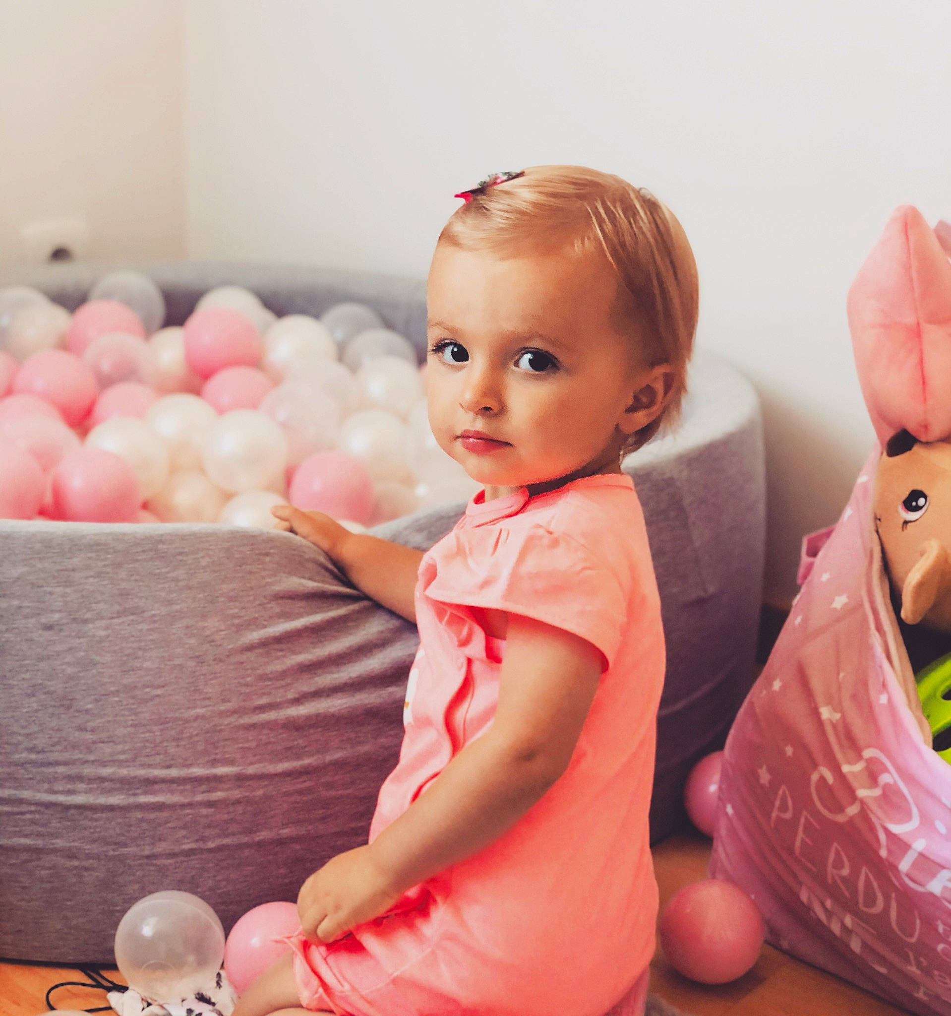 Julia participe au concours pour gagner de l'argent avec cette photo : baby, child, ear, happy, person, pink, play, skin, toddler