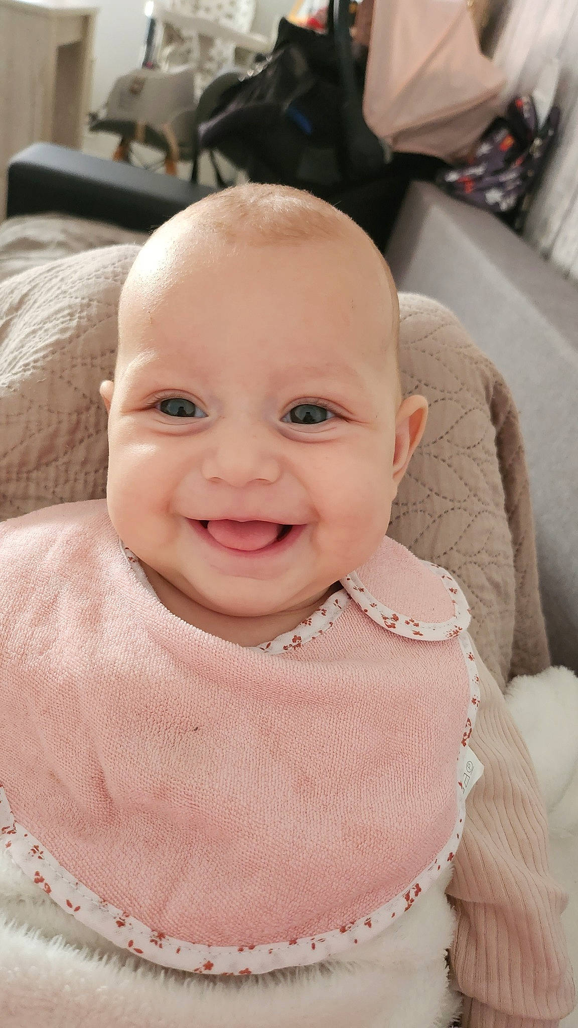 Maëlya participe au concours pour gagner de l'argent avec cette photo : baby, baby_laughing, baby_toddler_clothing, cheek, child, collar, eye, eyebrow, face, happy, head, iris, joy, lip, mouth, person, pink, skin, sleeve, smile