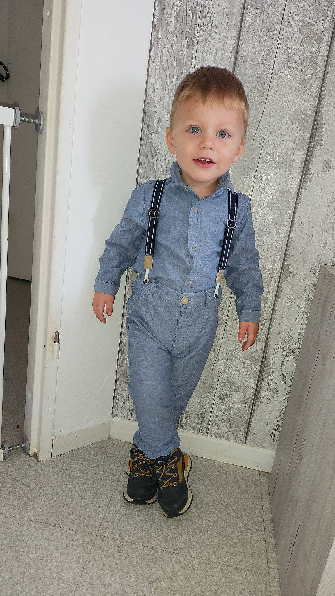 Tymael a rejoint le concours — aidez-le/la à gagner de superbes lots ! baby_toddler_clothing, blazer, chin, collar, cool, denim, dress_shirt, electric_blue, floor, flooring, fun, grey, leg, pattern, person, sleeve, smile, textile, toddler, waist