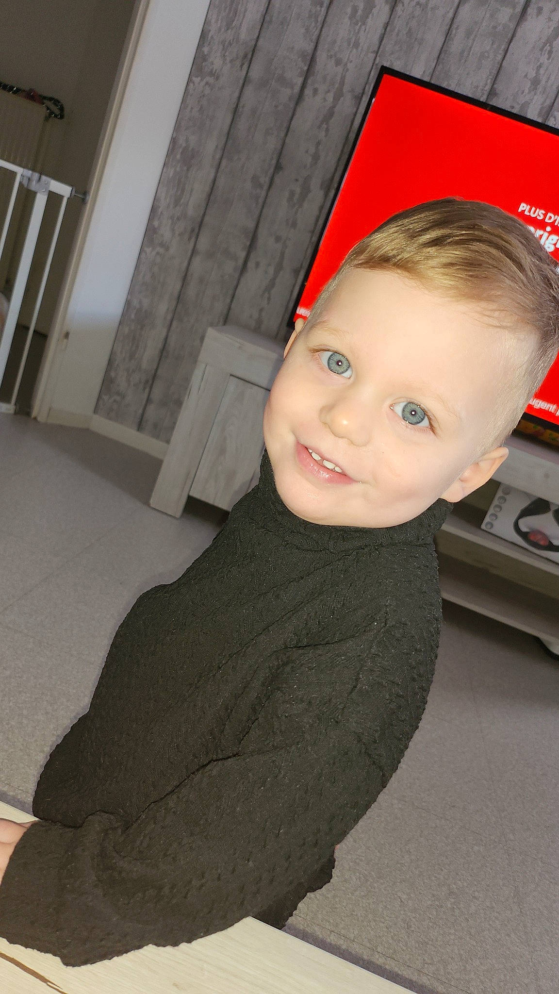 Tymael participe au concours pour gagner de l'argent avec cette photo : baby, baby_toddler_clothing, cheek, child, door, fashion_accessory, flash_photography, flooring, fun, happy, joy, neck, person, portrait_photography, room, sitting, sleeve, smile, toddler