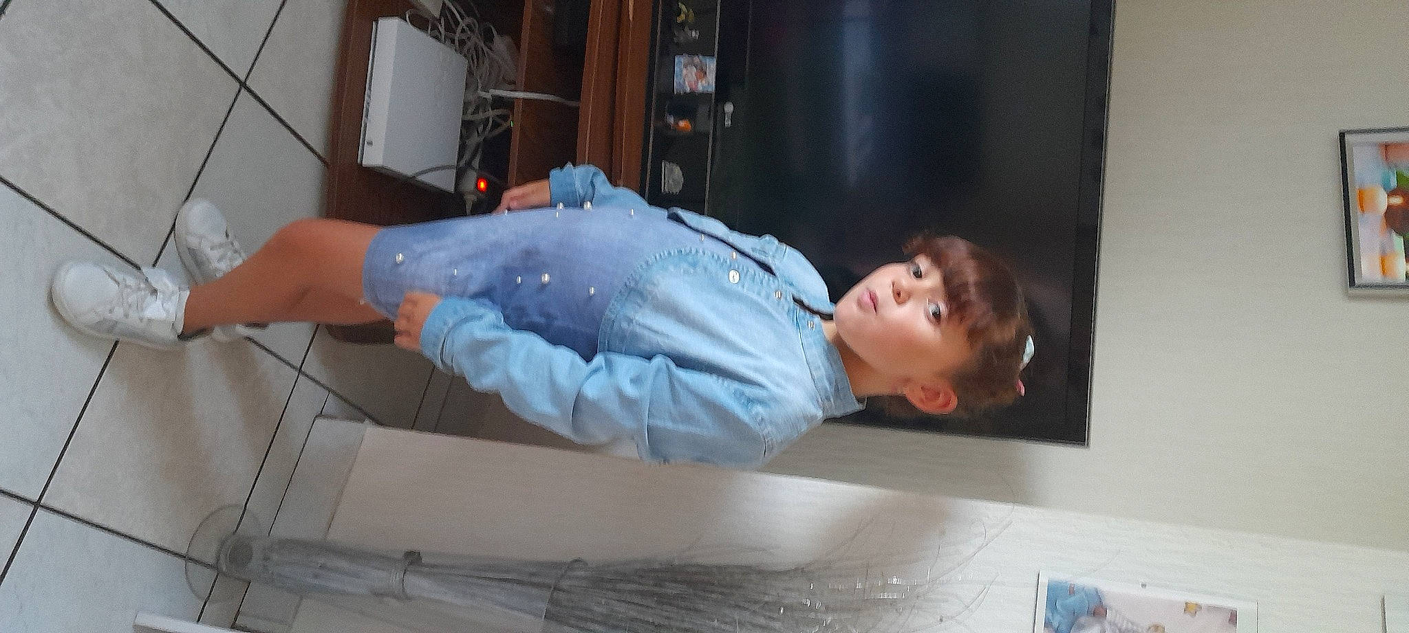 Tais participe au concours pour gagner de l'argent avec cette photo : comfort, elbow, fun, person, room, sleeve, wrist