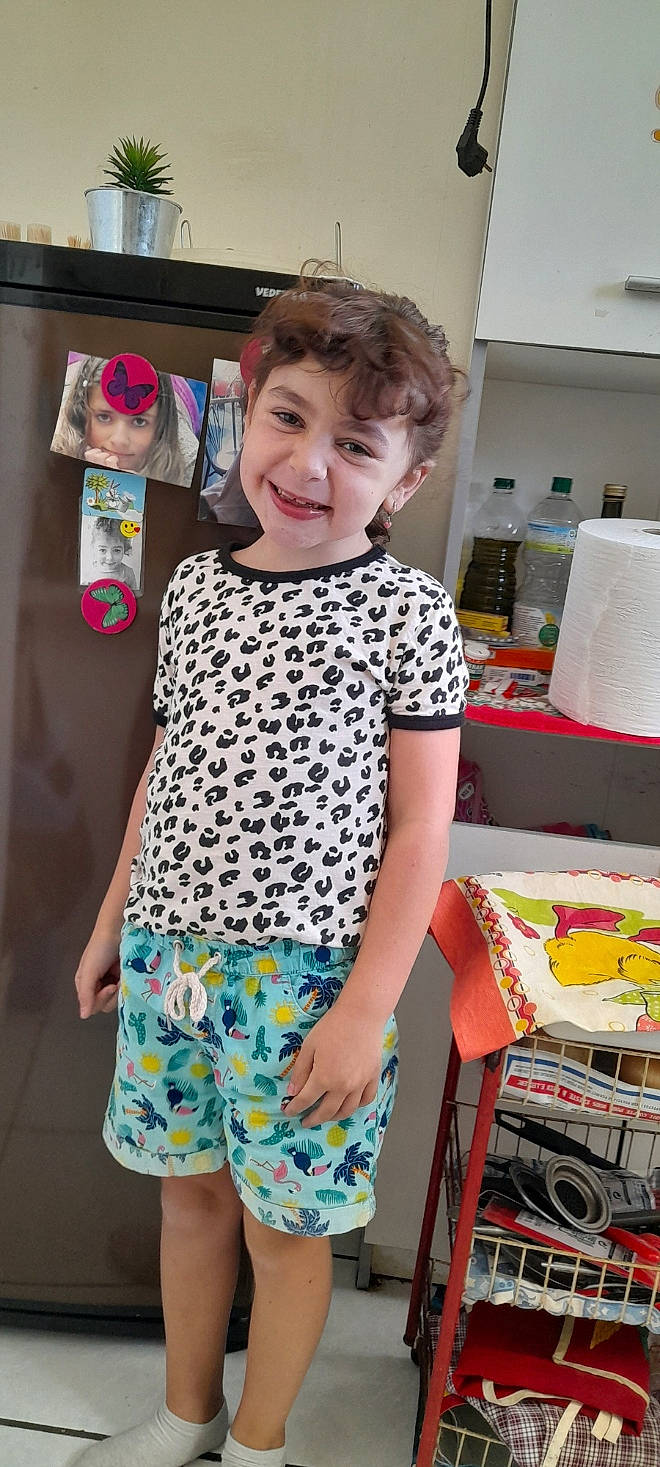 Tais participe au concours pour gagner de l'argent avec cette photo : baby_toddler_clothing, child, electric_blue, fashion_design, fun, happy, headwear, human_leg, joy, magenta, paper_towel, pattern, person, room, shorts, sleeve, smile, t_shirt, textile, toddler