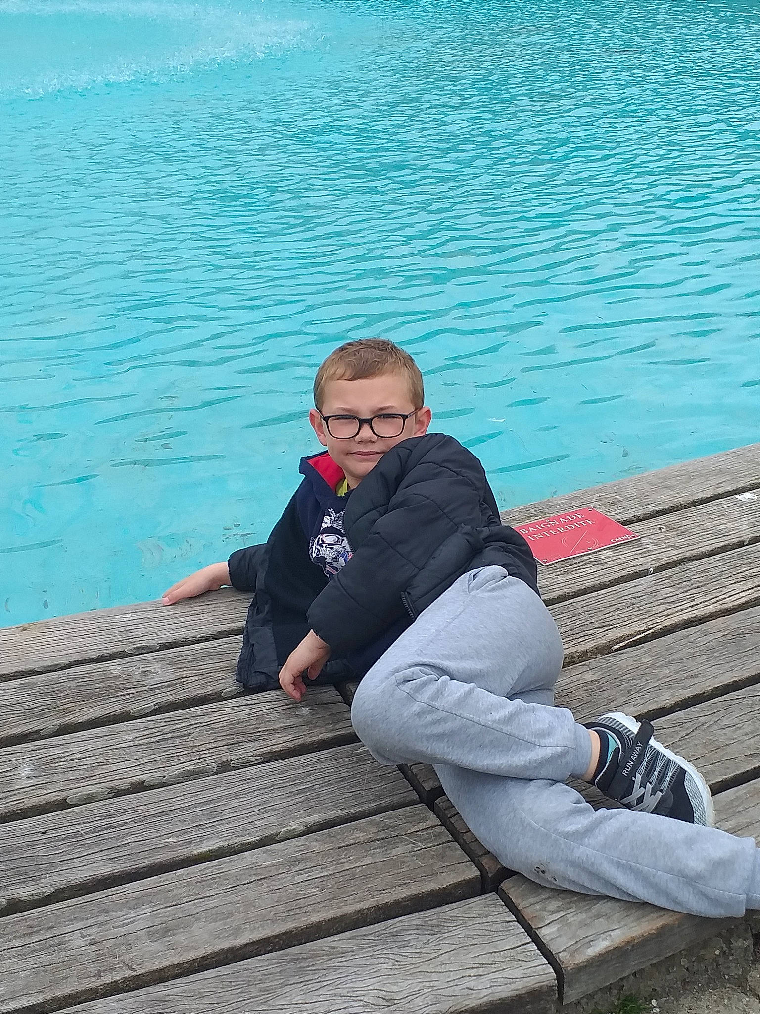 Alban participe au concours pour gagner de l'argent avec cette photo : leg, leisure, person, sea, sitting, tourism, vacation, water