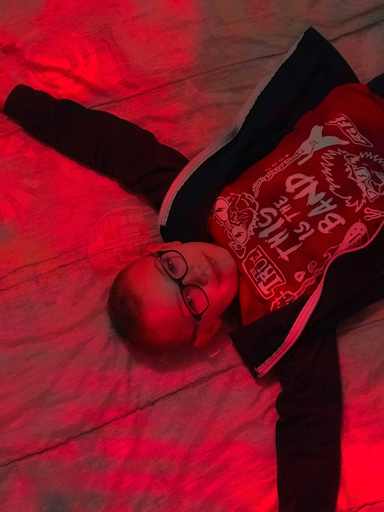 Alban participe au concours pour gagner de l'argent avec cette photo : flesh, hand, person, red