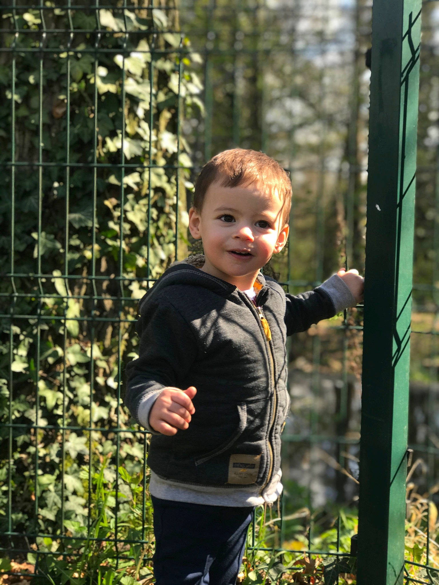 Darrel a rejoint le concours — aidez-le/la à gagner de superbes lots ! baby_toddler_clothing, botany, fence, forest, fun, grass, happy, jacket, joy, leaf, leisure, people_in_nature, person, plant, recreation, smile, standing, t_shirt, toddler, tree