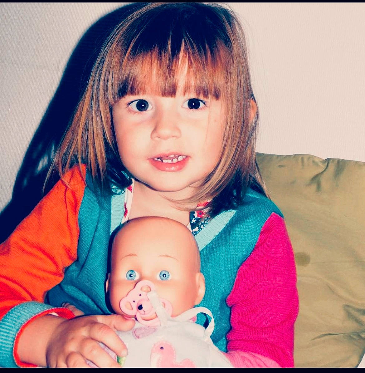 Elena a rejoint le concours — aidez-le/la à gagner de superbes lots ! arm, baby, baby_toddler_clothing, cheek, chin, eye, face, gesture, hand, happy, human_body, iris, lip, nose, person, skin, sleeve, smile, t_shirt, thumb