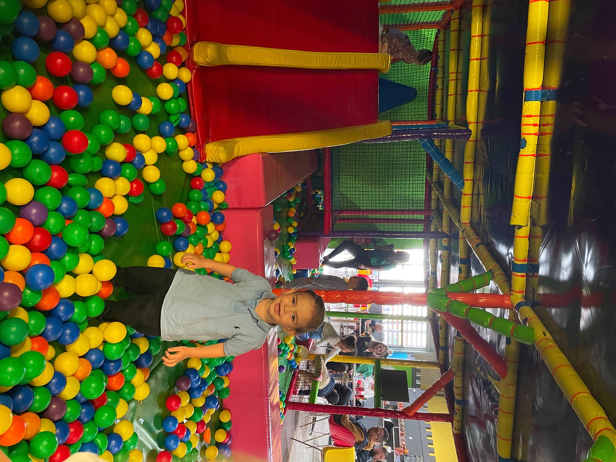 Izaac participe au concours pour gagner de l'argent avec cette photo : amusement_ride, balloon, child, city, event, festival, fun, joy, leisure, machine, market, marketplace, party_supply, person, plastic, play, playground, product, public_space, recreation