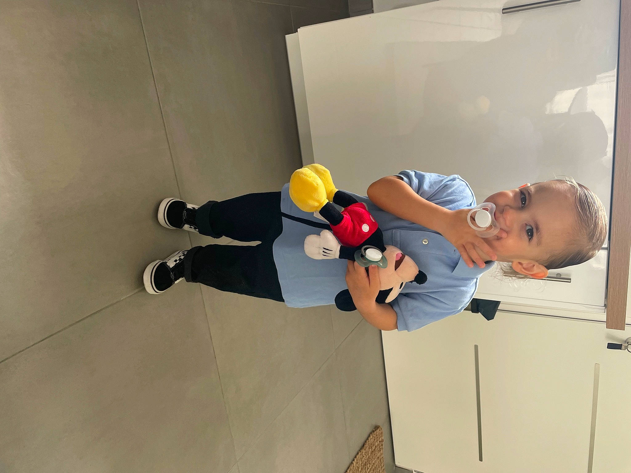 Izaac a rejoint le concours — aidez-le/la à gagner de superbes lots ! adventure, baby, ceiling, cleanliness, elbow, floor, flooring, fun, hat, knee, outdoor_shoe, person, plaster, recreation, room, shorts, t_shirt, thigh, toddler, walking_shoe