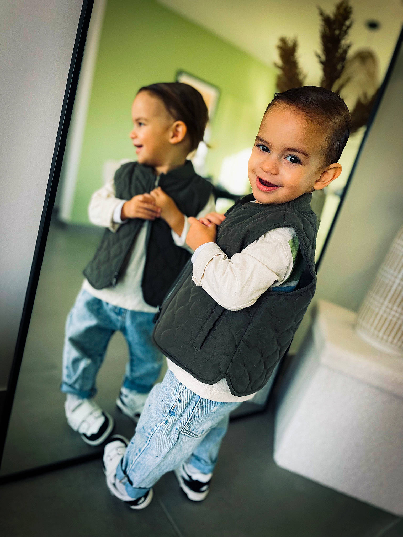 Izaac participe au concours pour gagner de l'argent avec cette photo : abdomen, baby, child, child_model, event, fashion_design, flash_photography, fun, gesture, happy, joy, leg, leisure, person, photo_shoot, play, room, sitting, sleeve, smile