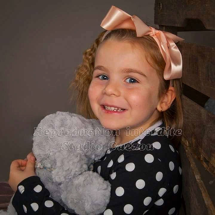 Lana a rejoint le concours — aidez-le/la à gagner de superbes lots ! cheek, child, design, ear, girl, hair_accessory, head, infant, joy, organ, pattern, person, polka_dot, product, smile, textile, toddler