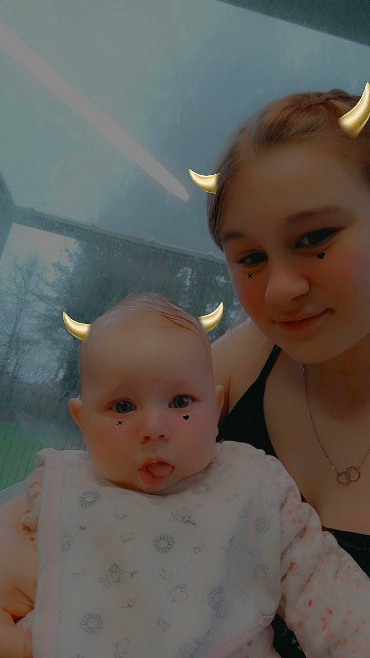 Athéna participe au concours pour gagner de l'argent avec cette photo : baby_toddler_clothing, beauty, cheek, child, chin, eye, eyebrow, facial_expression, flash_photography, forehead, fun, gesture, hairstyle, happy, iris, lip, nose, organ, person, skin