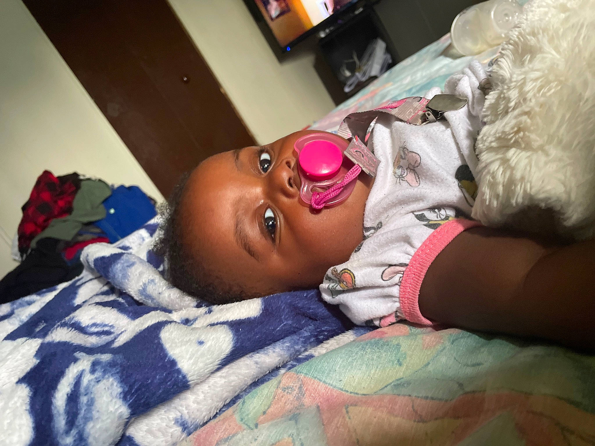 Keyshira is registered to the contest to win money with this photo: abdomen, baby, bed, bed_sheet, bedding, bedroom, bedtime, child, comfort, couch, eyewear, glasses, hat, linens, mouth, nap, person, room, skin, smile