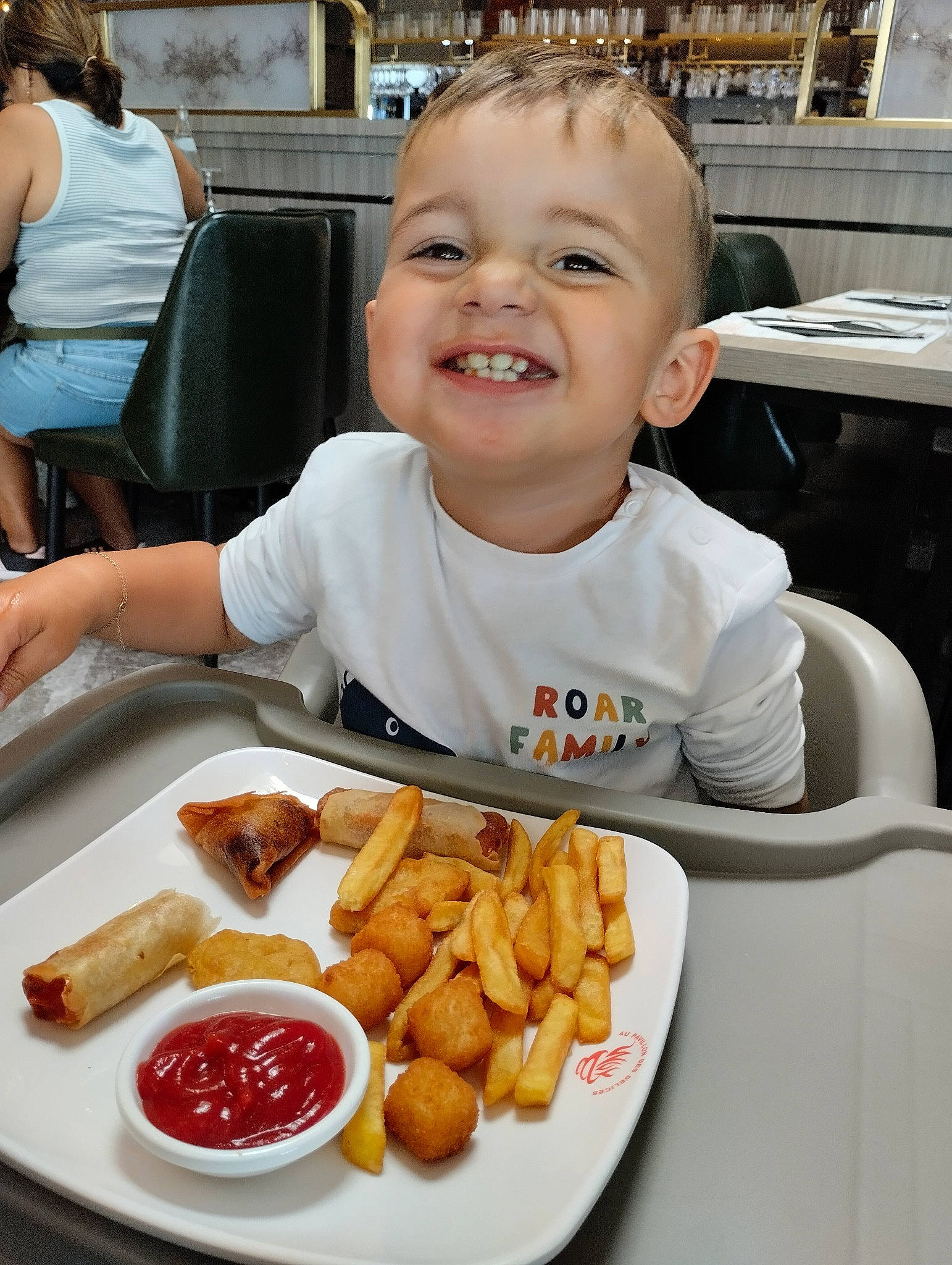 Samuël participe au concours pour gagner de l'argent avec cette photo : breakfast_sausage, chair, chistorra, chorizo, croquette, cuisine, debrecener, dish, food, ingredient, joy, kielbasa, knackwurst, longaniza, loukaniko, person, plate, recipe, sharing, smile