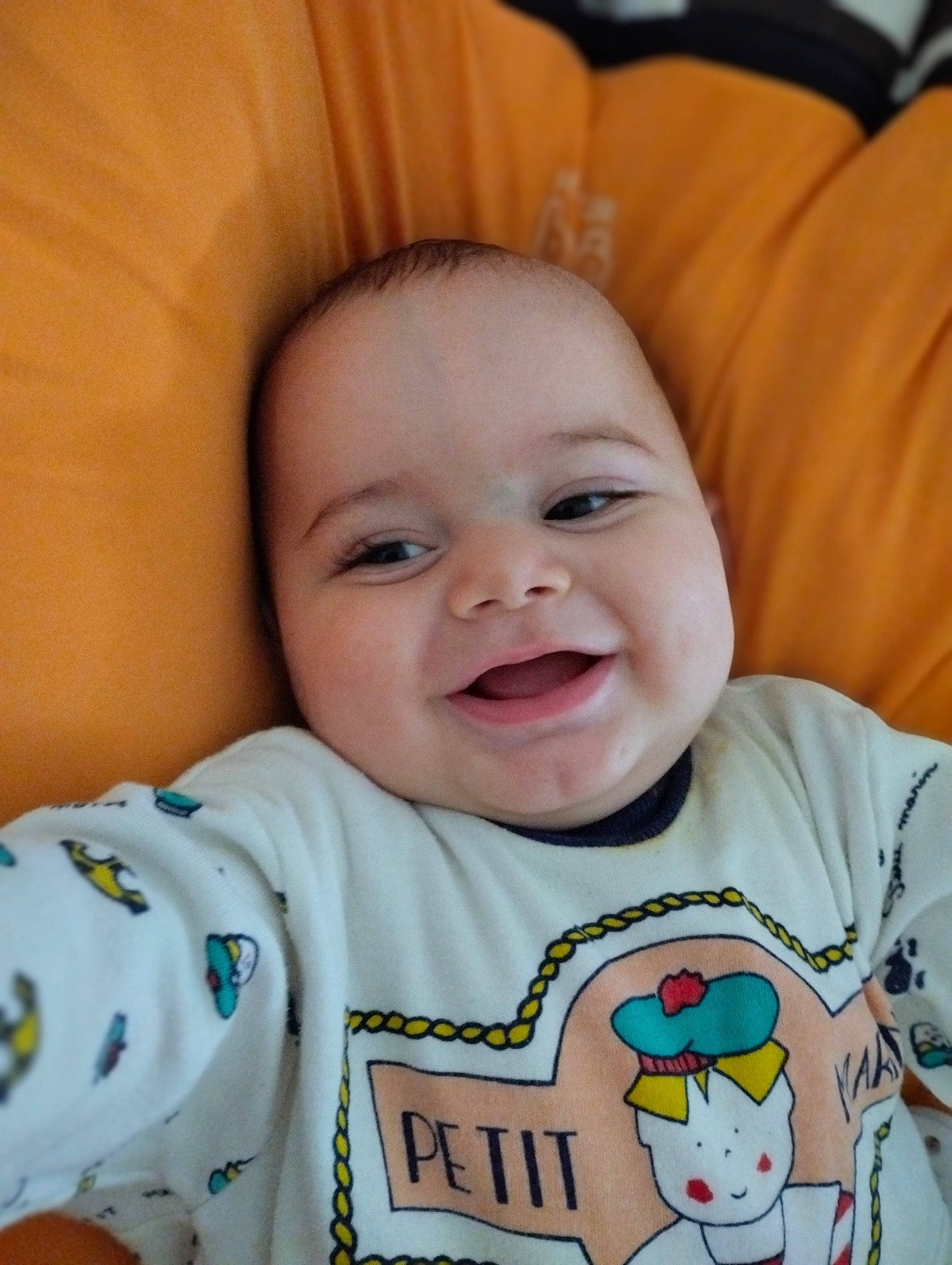 Gabin a rejoint le concours — aidez-le/la à gagner de superbes lots ! baby_toddler_clothing, cheek, chin, eye, eyebrow, face, facial_expression, happy, head, human, iris, joy, mouth, nose, organ, person, skin, sleeve, smile, standing