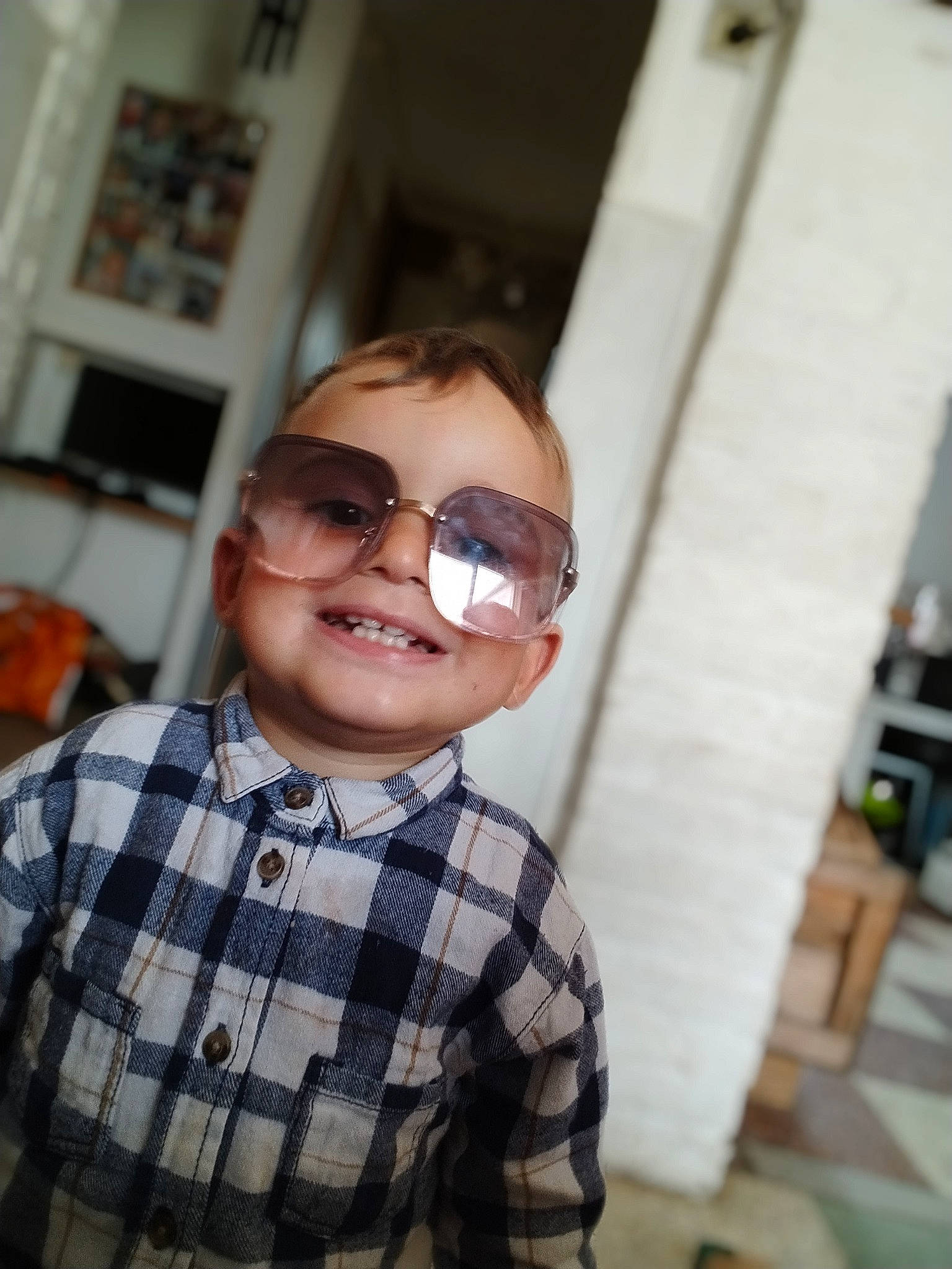 Samuël a rejoint le concours — aidez-le/la à gagner de superbes lots ! door, dress_shirt, event, eyewear, flooring, fun, glasses, goggles, happy, joy, pattern, person, picture_frame, plaid, sleeve, smile, sunglasses, tartan, tie, toddler
