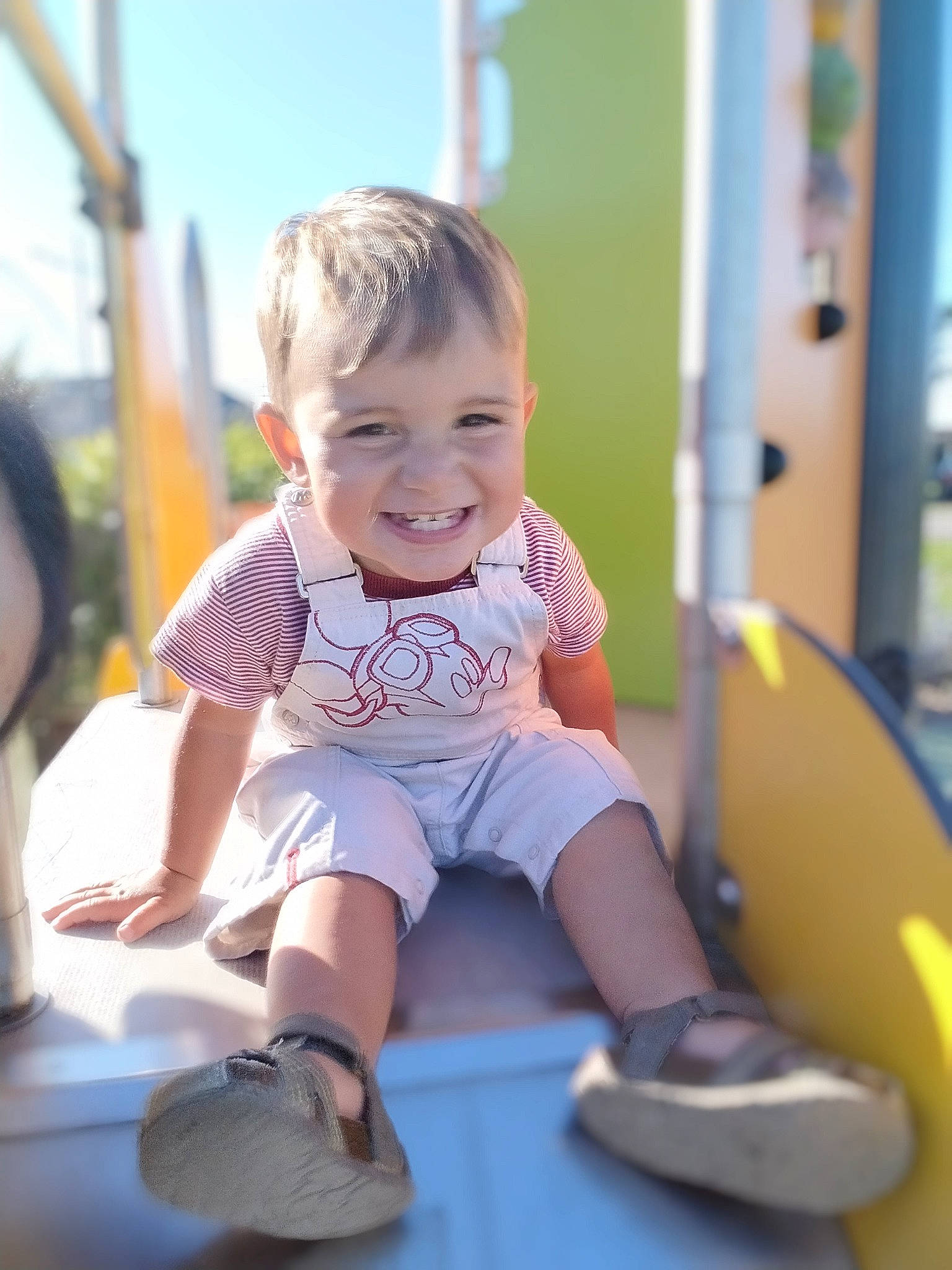 Samuël participe au concours pour gagner de l'argent avec cette photo : baby, baby_toddler_clothing, child, facial_expression, fun, happy, human_leg, joy, knee, leisure, person, recreation, sandal, shorts, sitting, skin, smile, sneakers, sock, t_shirt