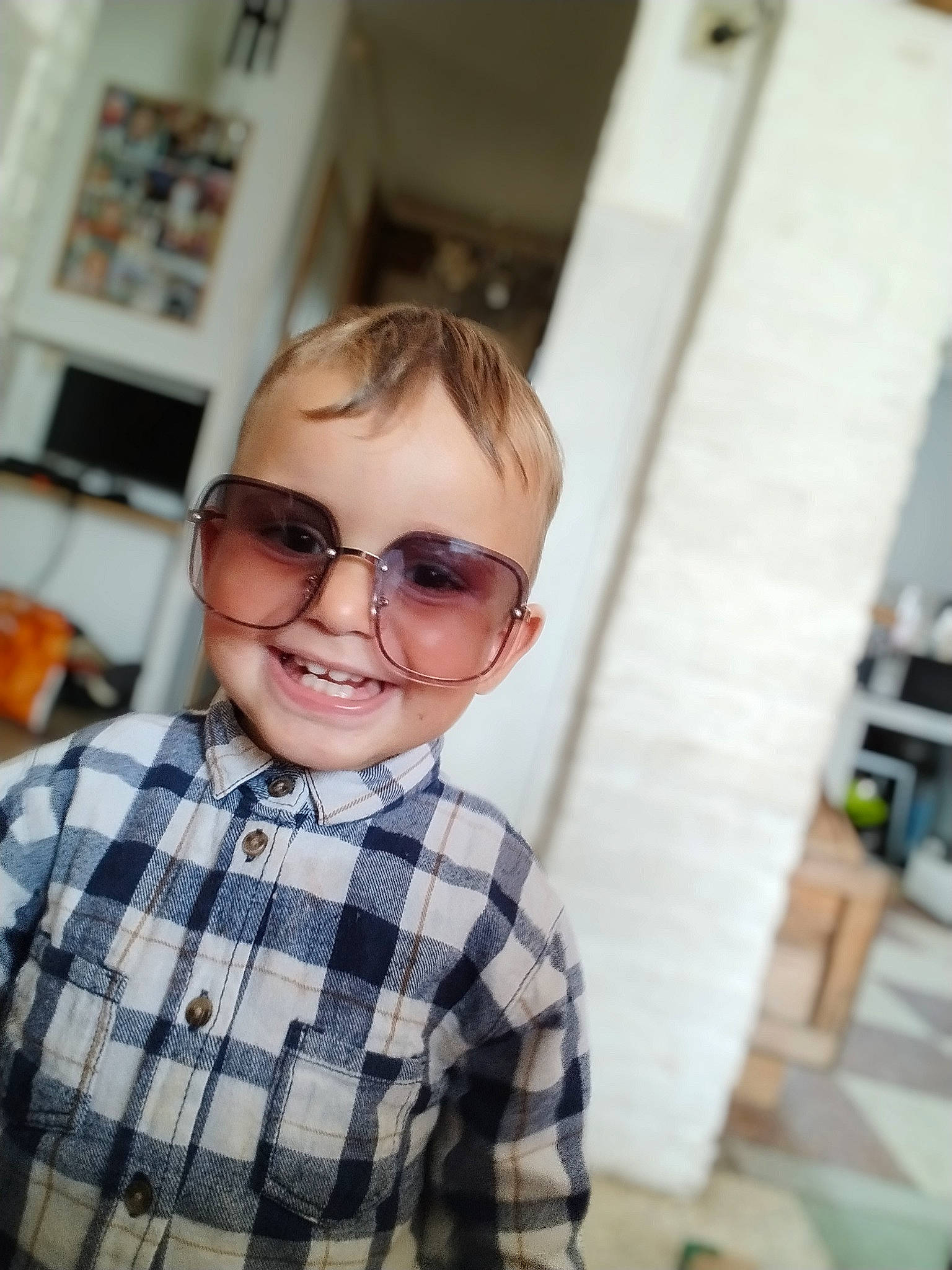 Samuël participe au concours pour gagner de l'argent avec cette photo : child, dress_shirt, electric_blue, eyewear, fashion_design, glasses, goggles, happy, joy, pattern, person, picture_frame, plaid, sleeve, smile, sunglasses, t_shirt, tartan, toddler, vision_care