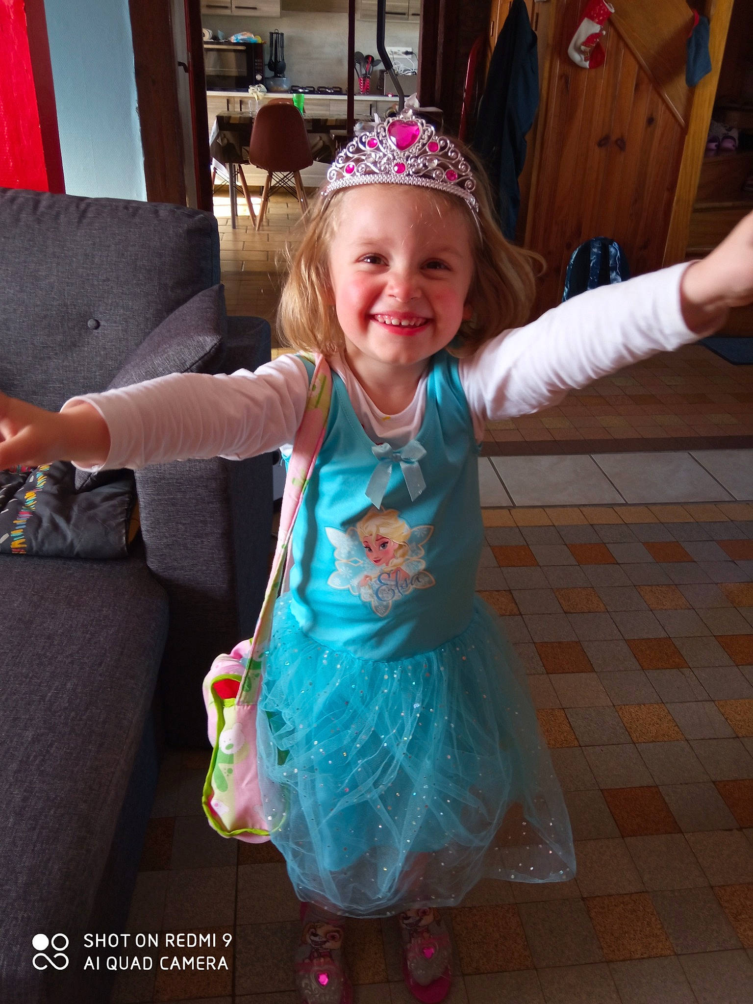 Lilou participe au concours pour gagner de l'argent avec cette photo : baby_toddler_clothing, child, costume, couch, dress, event, fashion_accessory, fun, gesture, happy, head, joy, leisure, magenta, party, person, pink, purple, smile, snapshot