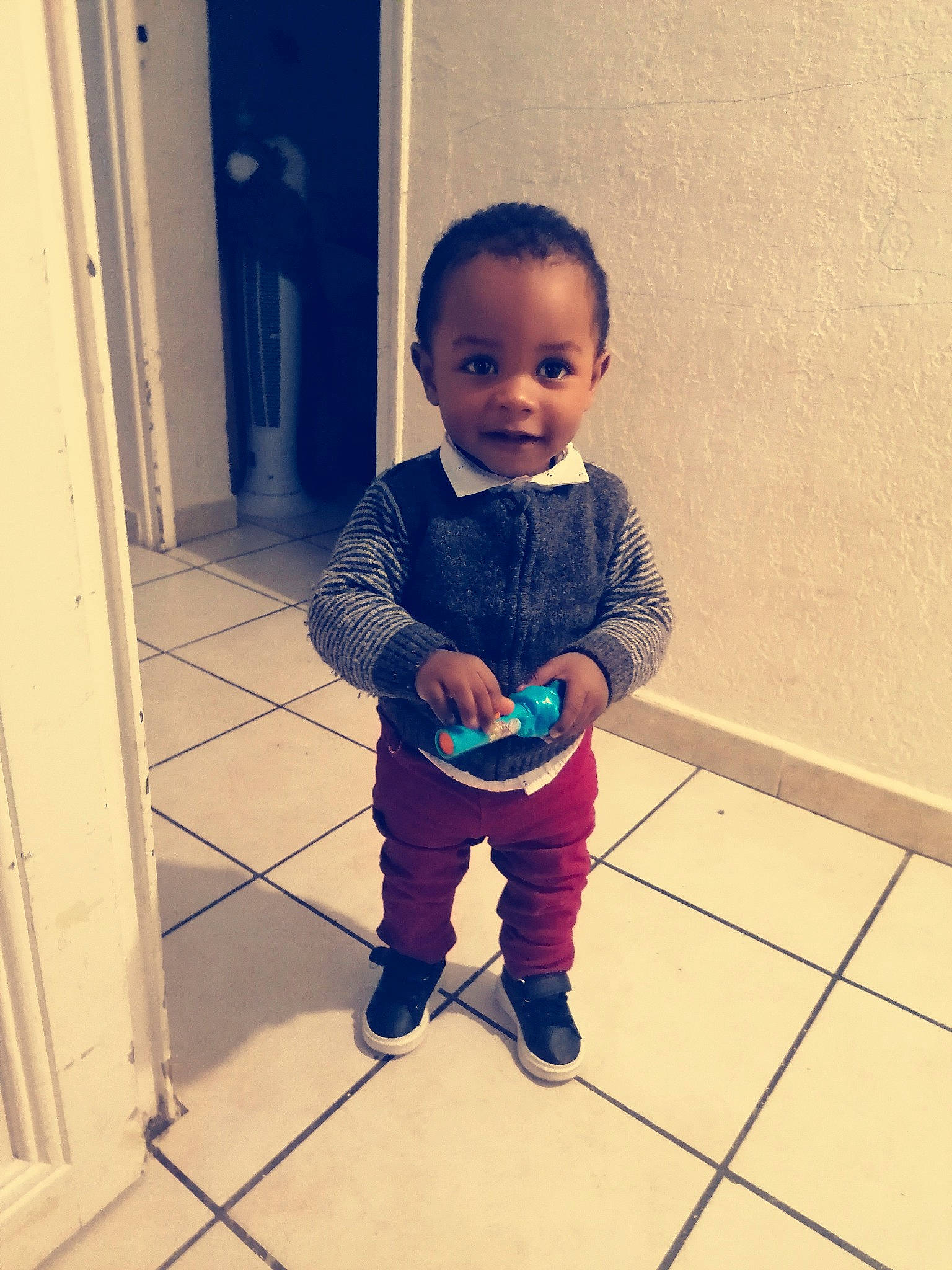 Aaron participe au concours pour gagner de l'argent avec cette photo : arm, baby, baby_toddler_clothing, beauty, cheek, child, clothing, door, electric_blue, floor, flooring, happy, knee, leg, person, sleeve, smile, standing, t_shirt, toddler