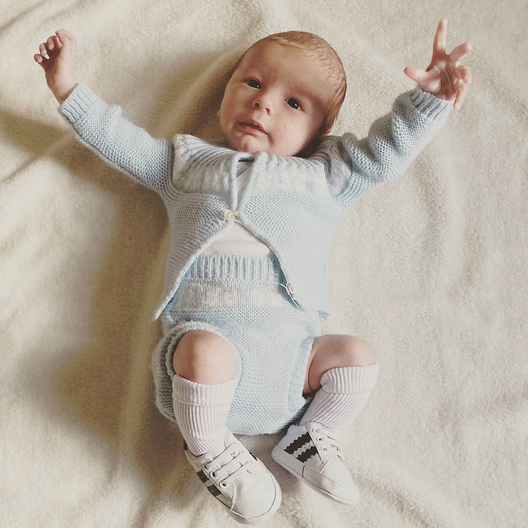 Gabin a rejoint le concours — aidez-le/la à gagner de superbes lots ! arm, baby, baby_toddler_clothing, comfort, eye, face, finger, gesture, hand, happy, head, human_body, knee, leg, neck, person, skin, sleeve, textile, thigh