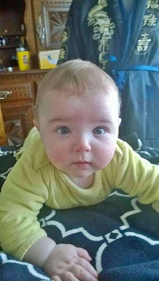 Thimeo participe au concours pour gagner de l'argent avec cette photo : boy, cheek, child, chin, day, ear, eye, eyebrow, face, forehead, hair, hairstyle, head, human_hair_color, infant, nose, person, sitting, skin, toddler