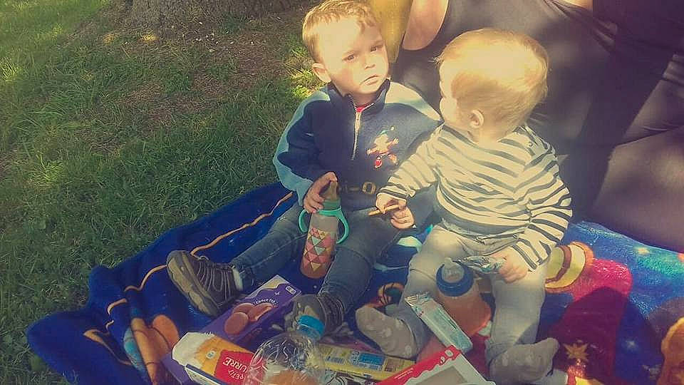 Thimeo a rejoint le concours — aidez-le/la à gagner de superbes lots ! child, fun, grass, interaction, people, person, picnic, plant, play, product, recreation, snapshot, toddler, vertebrate