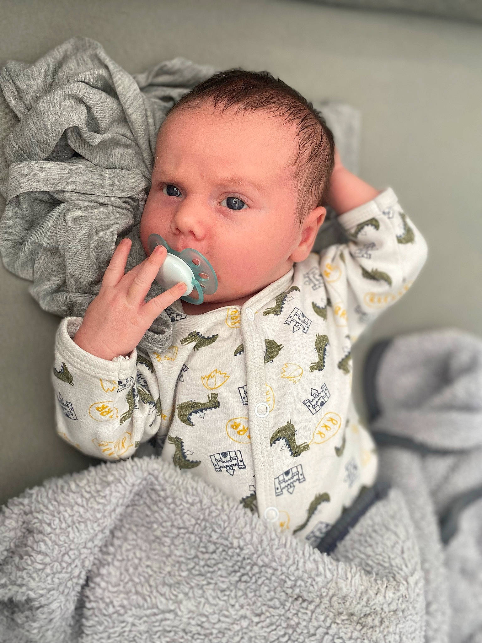 Dean a rejoint le concours — aidez-le/la à gagner de superbes lots ! baby, baby_toddler_clothing, cheek, chin, clothing, comfort, eye, finger, flooring, hair, head, iris, lip, mouth, neck, nose, person, skin, sleeve, textile