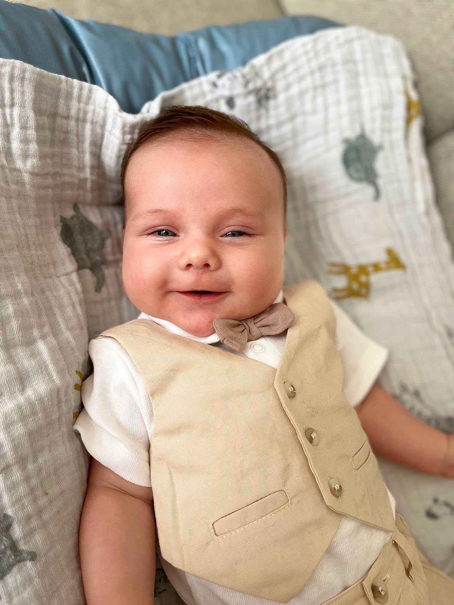 Dean participe au concours pour gagner de l'argent avec cette photo : baby, baby_toddler_clothing, beauty, cheek, child, collar, comfort, dress_shirt, facial_expression, happy, joy, linens, mammal, neck, person, skin, sleeve, smile, t_shirt, toddler