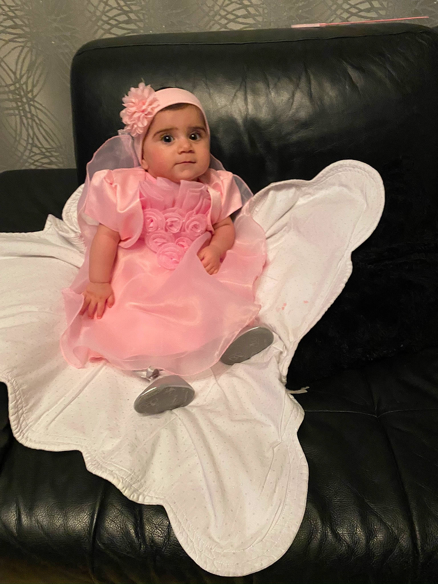 Nathalie participe au concours pour gagner de l'argent avec cette photo : baby, baby_toddler_clothing, child_model, comfort, costume, costume_accessory, couch, crown, dress, embellishment, hair_accessory, headband, headpiece, headwear, living_room, person, pink, ruffle, sitting, tiara